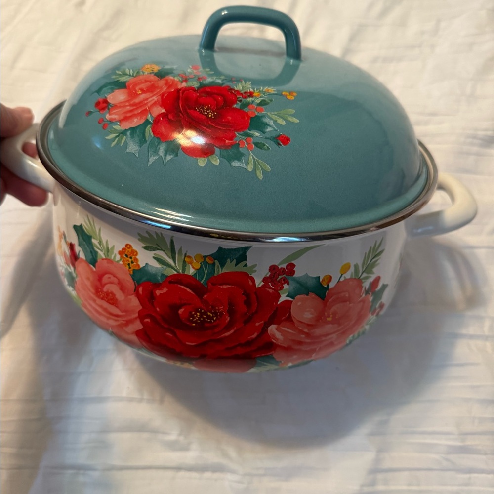 Pioneer woman cheerful rose 4 quart Dutch oven